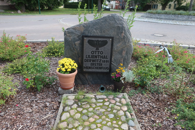 Otto Lilienthal Gedenkstein in Derwitz am Gedenkhaus